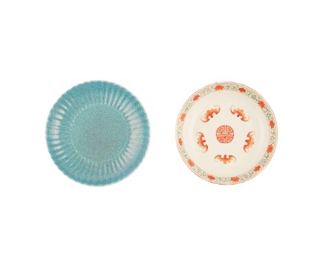  TWO CHINESE PORCELAIN PLATES JIAQING AND QIANLONG MARKS, 20TH CENTURY 二十世紀 嘉慶款 礬紅五蝠捧壽盤 及 乾隆款 爐鈞釉菊瓣盤（共兩件）one plate painted to