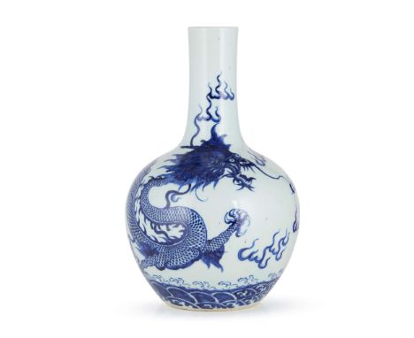  CHINESE BLUE AND WHITE 'DRAGON' BOTTLE VASE LATE QING DYNASTY TO REPUBLIC PERIOD, 19TH-20TH CENTURY 清末民初 青花蒼龍教子圖天球瓶painted w