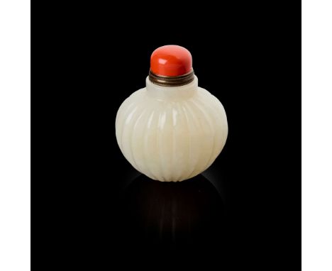  [PRIVATE ENGLISH COLLECTION, ENGLAND] CHINESE WHITE JADE RIBBED SNUFF BOTTLE QING DYNASTY, 19TH CENTURY 清 白玉瓜稜型鼻煙壺the rounde