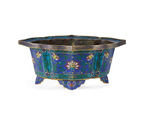  CHINESE CLOISONNÉ ENAMEL FOLIATE JARDINIERE QING DYNASTY, 19TH CENTURY 清 銅胎掐絲琺瑯開光花卉紋海棠式水仙盆supported on four feet, the foliat