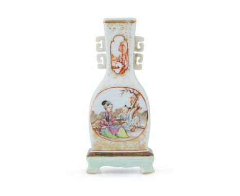  CHINESE FAMILLE ROSE 'LADIES' VASE QING DYNASTY, QIANLONG PERIOD 清乾隆 粉彩仕女圖方瓶of square-section bottle form supported on an in