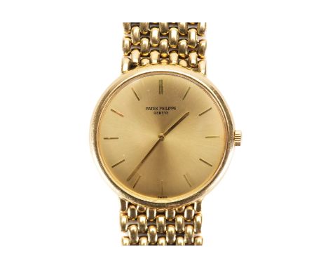 A gentleman's 18ct yellow gold Patek Philippe Calatrava wrist watch. The wrist watch having a 32mm case with a champagne face