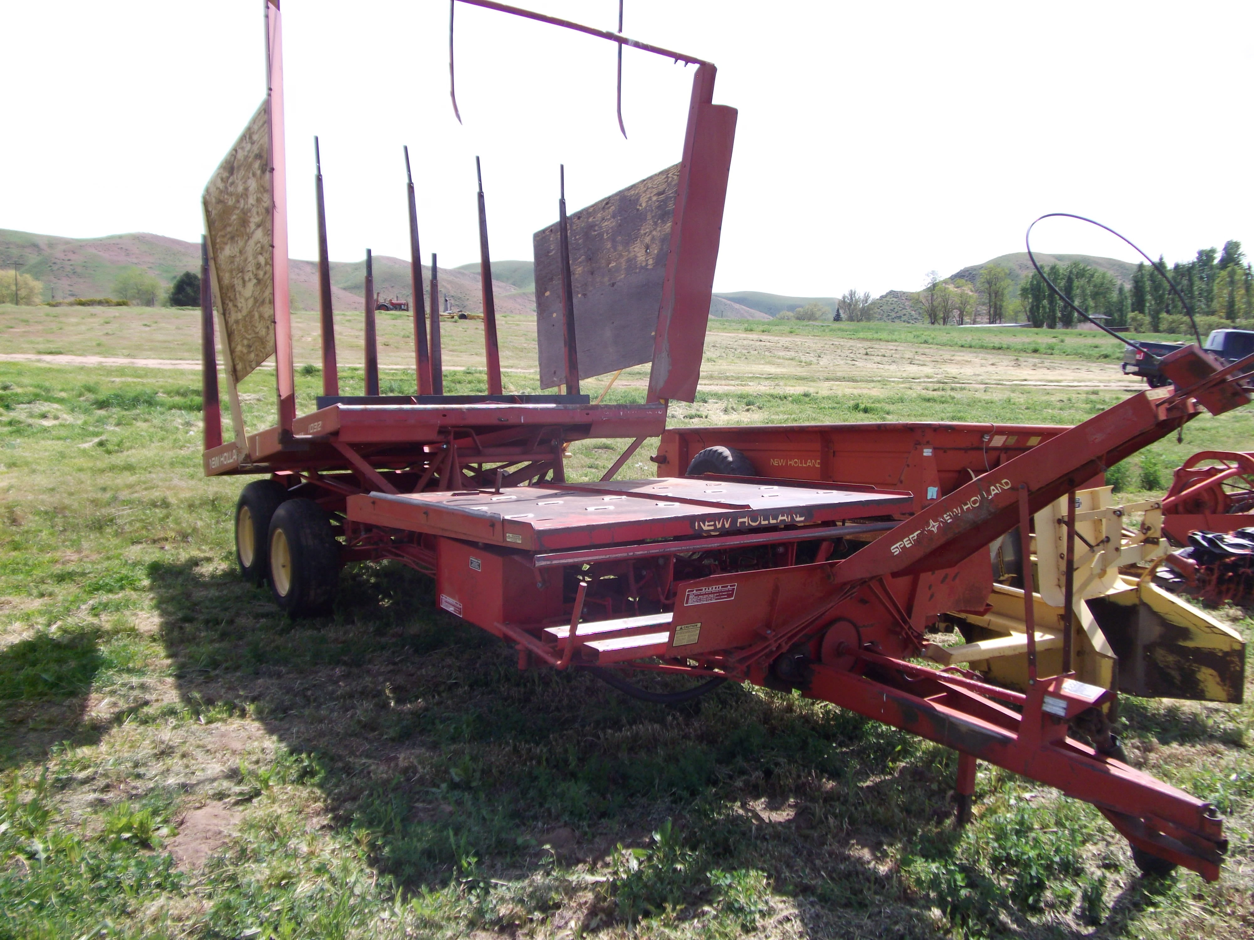 N H 1032 PTO pull type bale wagon