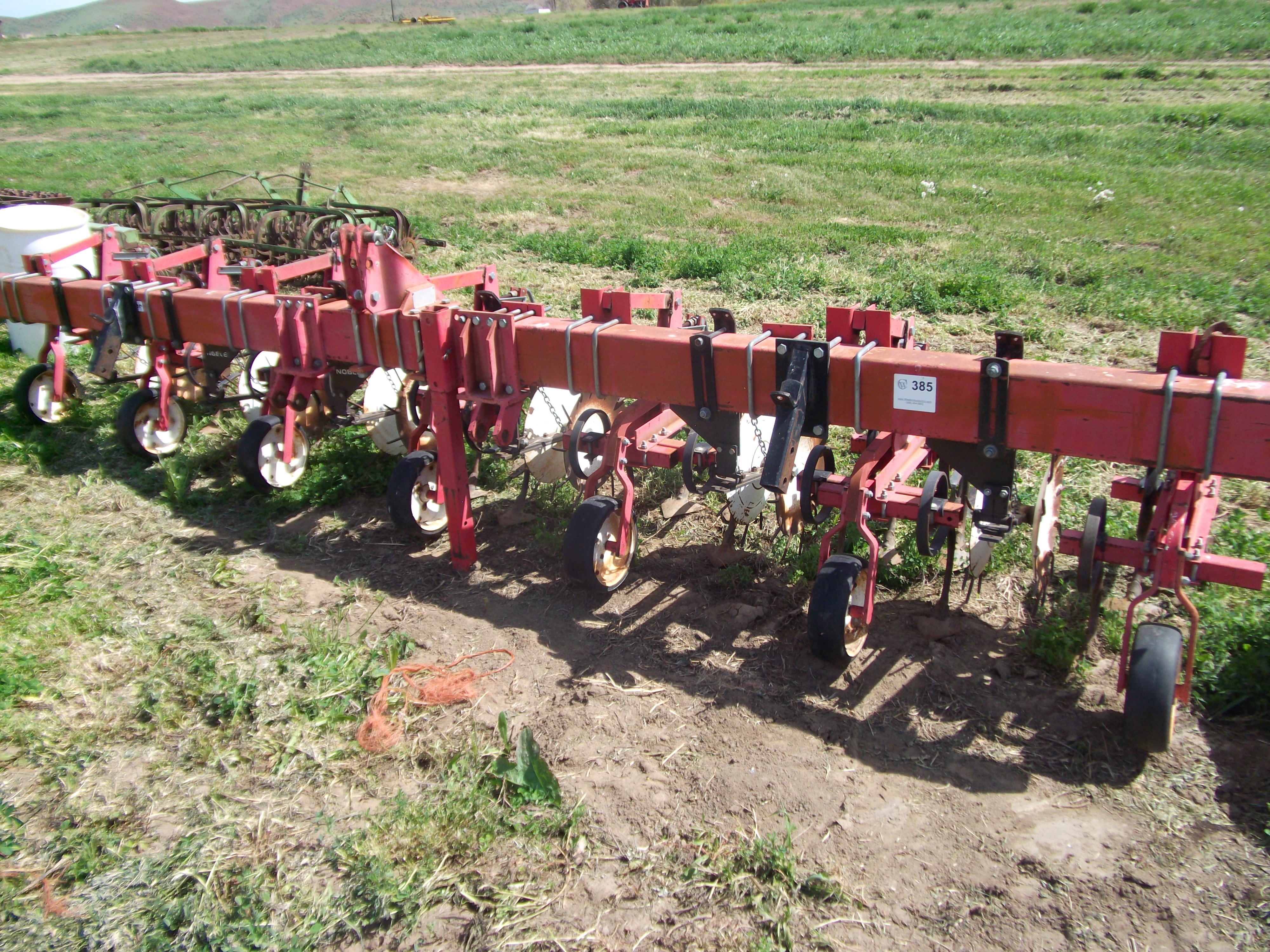 Noble 6 row corn cultivator w/rolling shields