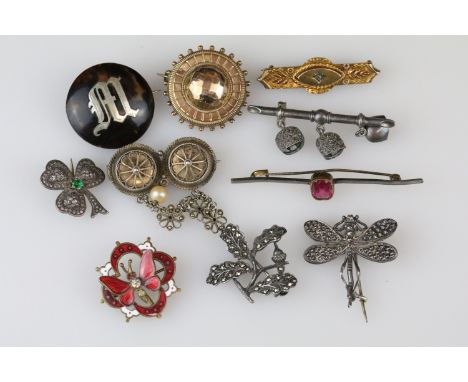 Collection of 19th Century Victorian and later brooches to include a hallmarked 9ct gold etruscan revival brooch (Birmingham 