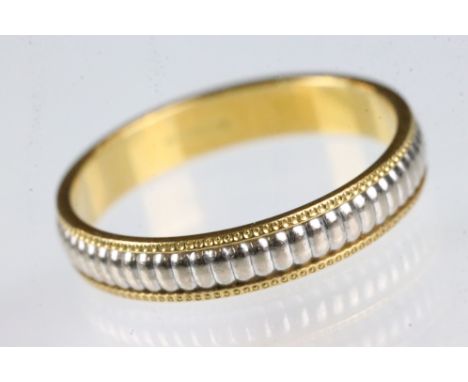 18ct yellow and white gold wedding band, textured design, band width approx 3.5mm, ring size O 