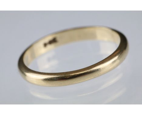 9ct yellow gold wedding band, D shank, plain polished, width approx 2.5mm, ring size M½ 