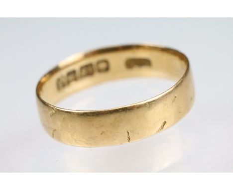 18ct yellow gold wedding band, band width approx 5mm, ring size approx O½ 