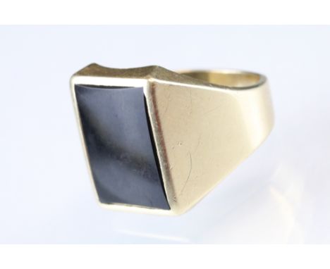 Black onyx 14ct yellow gold signet ring, the rectangular black onyx panel measuring approx 15 x 11.5mm, tapered shoulders, ri