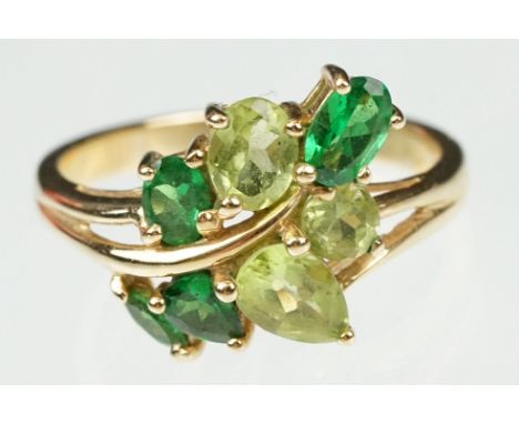 Peridot and pearl diopside 9ct yellow gold ring, the head modelled as leaves on a head, ring size M½ 