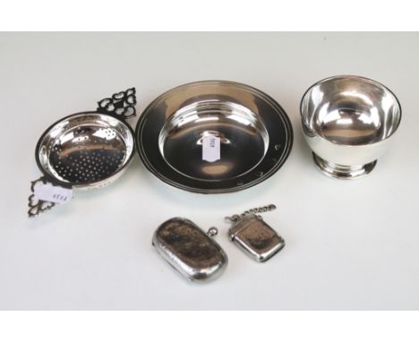 Selection of silver hallmarked items to include a twin handled tea strainer (hallmarked London 1932), small footed bowl (Lond