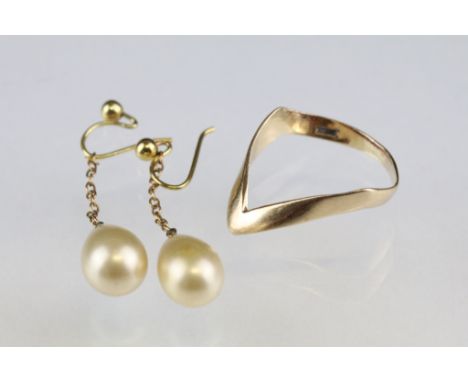 Pair of cultured pearl 9ct gold drop earrings and a 9ct wishbone ring, size I½ (2) 