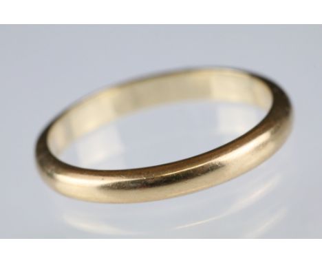 9ct yellow gold wedding band, D shank, plain polished, width approx 2.5mm, ring size M½ 