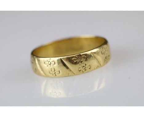 18ct yellow gold wedding band, engraved decoration, width approx 4.5mm, ring size M½