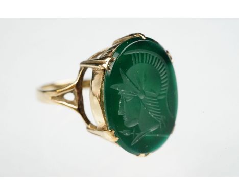 Green agate intaglio 9ct gold ring, the intaglio carved as a Roman centurion facing left, claw set, dimensions approx 19.5 x 