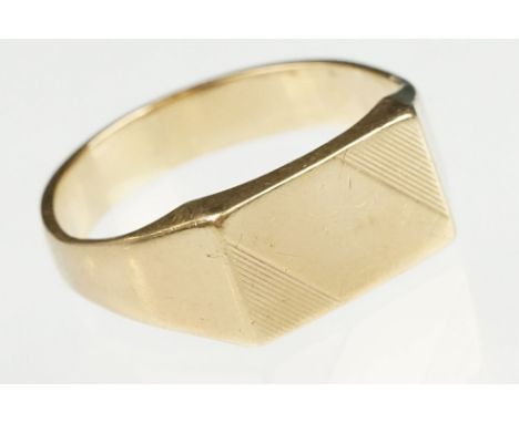 Yellow metal Gents signet ring, rectangular head, reeded and plain polished, tapered shoulders, ring size X-X½ 