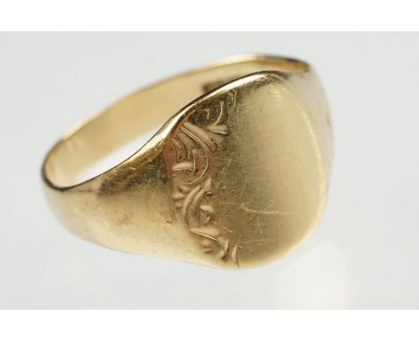 9ct yellow gold Gents signet ring, engraved foliate decoration to the head, tapered shoulders, ring size T½ 