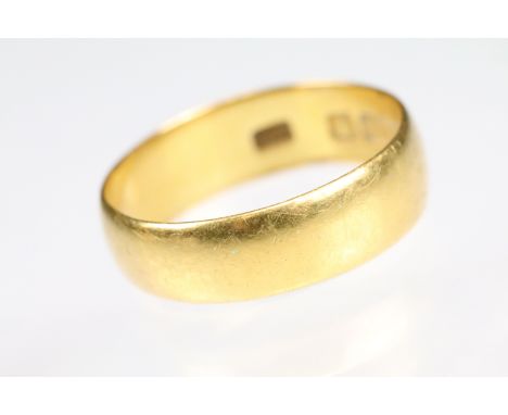 22ct yellow gold wedding band, band width approx 5mm, hallmarked Sheffield 1915, ring size M 