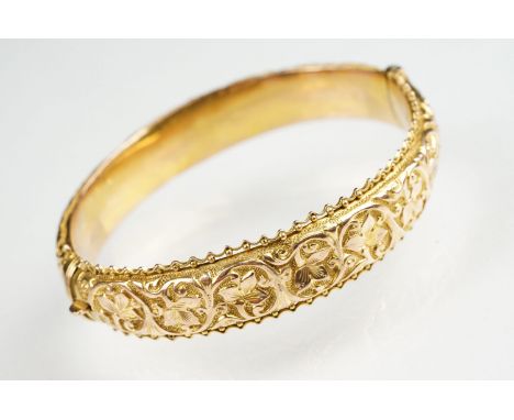 Early 20th Century 9ct gold hallmarked bangle bracelet having repousse ivy leaves to the top with beadwork detailing. Hallmar