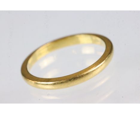 22ct yellow gold wedding band, plain polished D shank, width approx 2mm, ring size I½ 