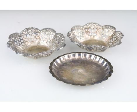 Pair of Edwardian silver trinket dishes, repoussé floral and foliate decoration, scalloped border, makers Marples &amp; Co, B