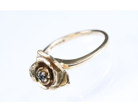 Sapphire 9ct rose gold ring modelled as a rose flower, small blue-back sapphire to centre, size of head approx 11.5mm, ring s