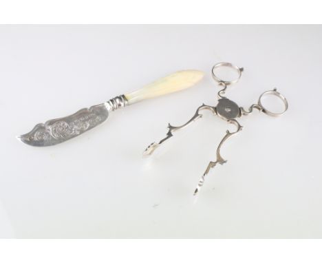 Silver tea tongs, stylised scroll handles, shell bowls, makers Alfred Marston, Chester 1921, length approx 2cm; together with