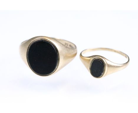 Onyx 9ct yellow gold signet ring, the oval black onyx panel measuring approx 11.5 x 9.5mm, rubover set, tapered shoulders, ri