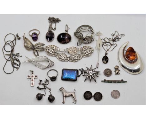 A collection on silver jewellery, to include a French amber brooch