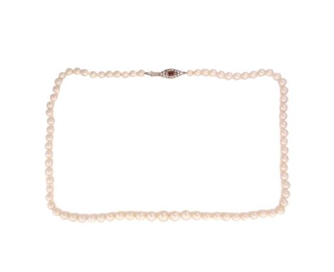 A single-row cultured pearl necklace, comprising a string of round pearls with pink overtones, size graduating from 5.5 mm to