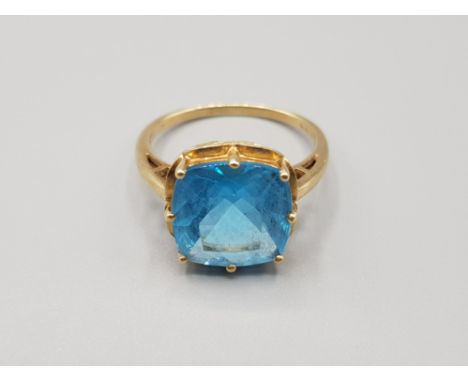 Ladies 9ct yellow gold blue stone ring comprising of a large light blue stone set in a claw setting 4.2g Size R
