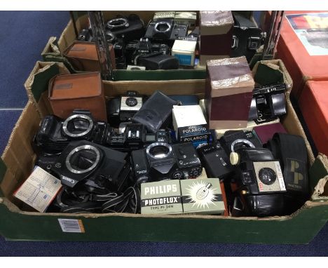 LOT OF CAMERAS, including Minolta, Kodak and Zenit examples, along with a projector