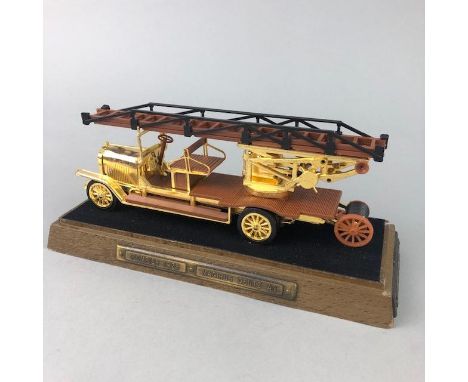 MAGIRUS DEUTZ AG MODEL OF A FIRE ENGINE, Pompier 1925, in display case