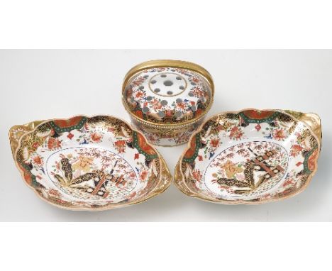 A 19th century Spode porcelain pot pourri, of circular form with fixed handle over, decorated in the 1645 pattern, bearing St