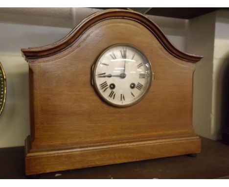 Edwardian light mahogany cased striking mantel clock with serpentine top, limited inlay to the front, striking on a gong, 13i
