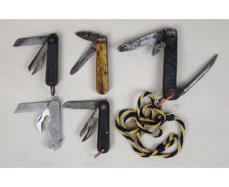 Collection of WW1/WW2 British army clasp knives, including Christmas gift tin item