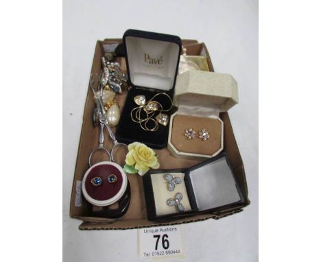 A quantity of vintage jewellery, mainly earrings