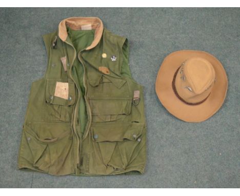 Fly fishing canvas vest XXL, Australian style Akubra hat M in light tan felt material with 9 puter pin badges of various fish