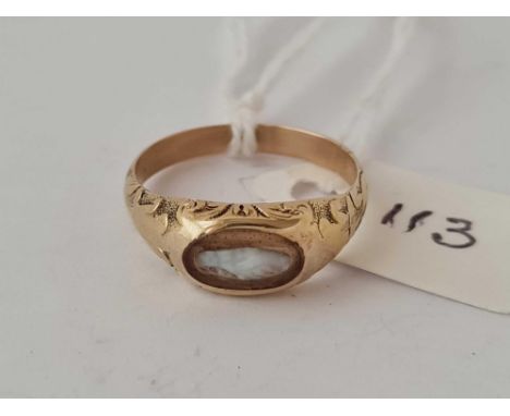 A ANTIQUE 18TH CENTURY LOVERS RING IN CARVED GOLD DEPICTING ENTWINED HANDS CARVED IN TWO COLOUR HARD STONE AGATE SIZE M 