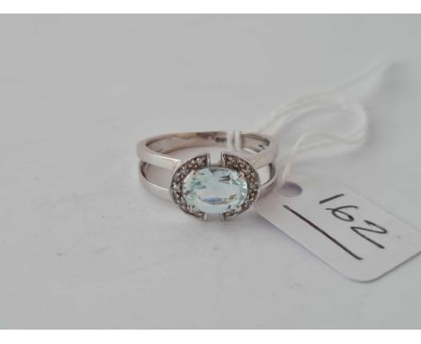 A white gold aquamarine and diamond ring 18ct gold size M 1/2 - 3.1 gms 
