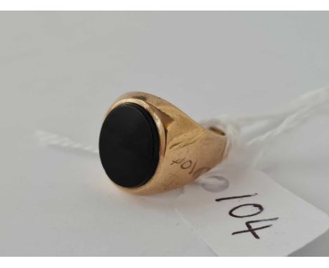 An onyx and 9ct signet ring size I 3g inc