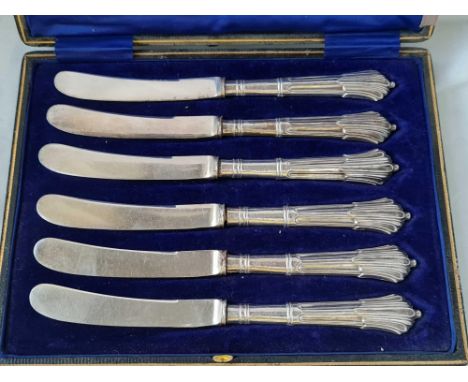 A boxed set of six silver handled tea knives Sheffield 1906 