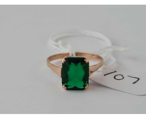 A green stone 9ct dress ring size O  1.8g inc