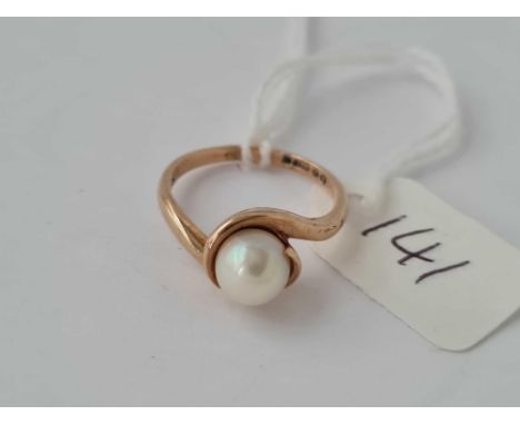 A 9ct pearl ring size J 2.8g inc