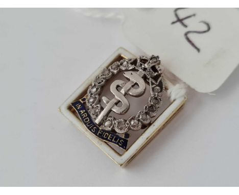 A small gold an enamel badge 2.8g 