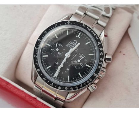 A GENTS OMEGA SPEED MASTER PROFESSIONAL WRIST WATCH WITH SECONDS SWEEP WITH ORIGINAL METAL STRAP AND IN ORIGINAL OMEGA WATCH 