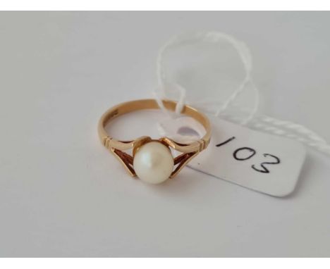 A single pearl 9ct mounted ring size M 