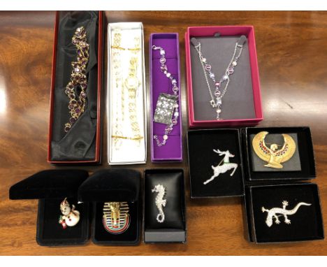 BOXED FRANKLIN MINT TUTANKHAMUN "MASK OF TUT" PIN COLLECTION BROOCH AND OTHER ENAMEL NOVELTY BROOCHES (2 EGYPTIAN AND 3 MARCA