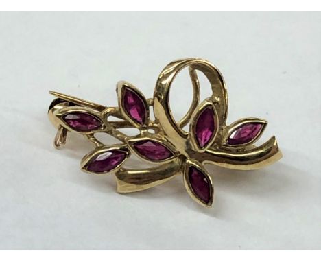 9CT GOLD AND RUBY PETAL BROOCH 2.1G APPROX