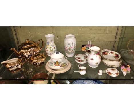 SHELF CONTAINING A SADDLERS GILT LUSTRE THREE PIECE TEA SERVICE, ROYAL COMMEMORATIVE TRIO AND ROYAL ALBERT OLD COUNTRY ROSE P